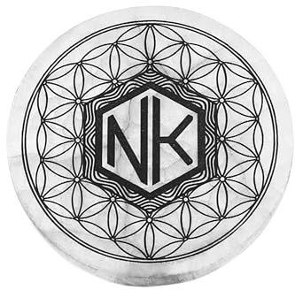 NKlaus Plaque de recharge en sélénite Ø 10 cm – Fleur de vie gravée noire, support spirituel pour recharger les cristaux, les bijoux et les pierres de guérison