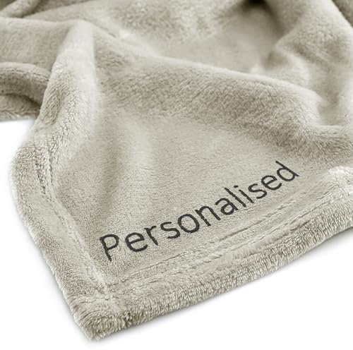 DecoKing Personalisierte Kuscheldecke 200x220 cm Creme Decke mit Namen Bestickt Microfaser Tagesdecke Fleece Mic