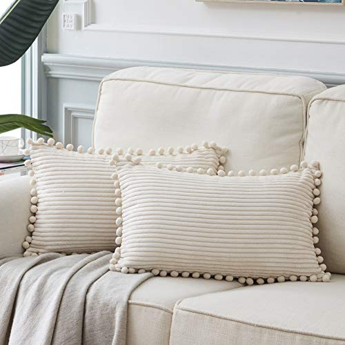 Fancy Homi Dekorative Boho-Kissenbezüge mit Pompons, quadratisch, weicher Kordsamt, für Couch, Sofa, Schlafzimmer, Auto, Wohnzimmer, 30 x 50 cm, Creme, 2 Stück
