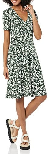 Amazon Essentials Women's Short-Sleeve V-Neck Gathered Fit and Flare Dress, Dark Green Floral, L