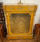 Casa Padrino Barock Vitrine Vogelaugenahorn/Creme/Messing - Handgefertigter Massivholz Vitrinenschrank mit Glastür und Schublade - Barock Möbel - Edel & Prunkvoll