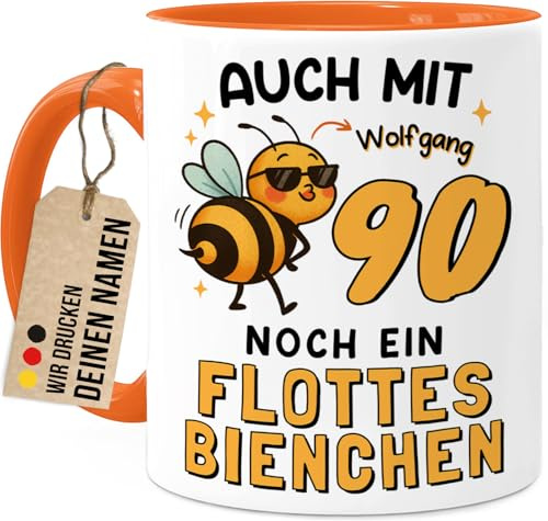 Tassenliebling® 90. Geburtstag lustige Tasse personalisiert mit Namen - Flottes Bienchen - Geschenkidee Freundin Mama Oma Kollegin - Beidseitiger Druck - 330ml Keramik