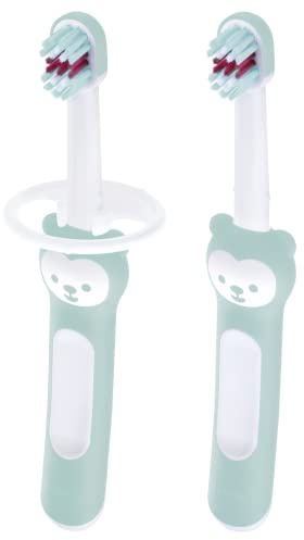 MAM Babybürste 2 Stück, Baby Zahnbürsten mit Sicherheitsschilden, ideal für den Unterricht der Zahnhygiene für Säuglinge Zahnbürste für Babys, geeignet ab der Geburt (Blaue Designs können variieren)