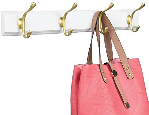 mDesign Wandgarderobe aus Kiefernholz – Garderobe mit 4 Garderobenhaken – Flurgarderobe zur Aufbewahrung von Mänteln, Jacken, Schals, Handtüchern – weiß/gold/kupfer