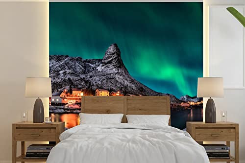 Selbstklebend Tapete Wandpapier Wandaufkleber Fototapete Tapeten Wanddeko 240x240 cm Nordlicht - Island - Schnee - Dorf - Grün - Berge