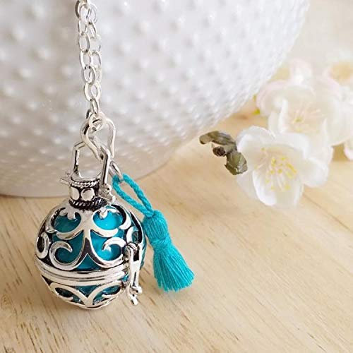 Naïris bijoux Bola de Grossesse en argent avec chaine. Cage arabesques, bille bleu turquoise, avec pompon bleu turquoise. Modèle Lestari
