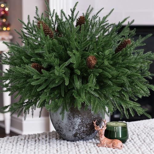 HyeFlora Norfolk-Kiefernstiele, 48,3 cm, 12 Stück, fühlt sich echt an, künstliche Zedernholz-Kiefer mit 5 großen Tannenzapfen, künstliche DIY-Grünstiele, Kunststoff-Plektren für Vasen, Innen- und