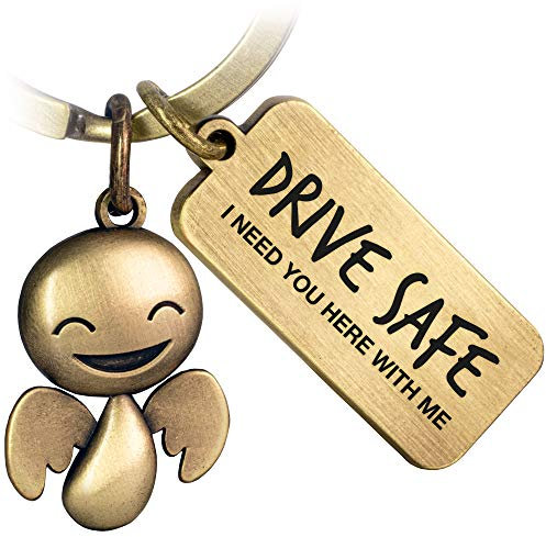 FABACH Schutzengel Schlüsselanhänger Happy mit Gravur - Niedlicher Auto Schlüsselanhänger mit Botschaft aus Metall für Autofahrer - Geschenk Glücksbringer Auto Führerschein - Drive Safe