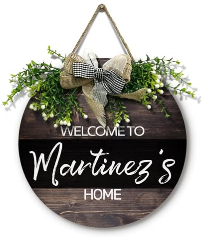 Dacawin Personalisiertes Willkommensschild für Haustür, Holzschilder, personalisierbar, mit Namen, personalisierbar, Kranz, Geschenk, Outdoor-Heimdekoration, 30,5 cm