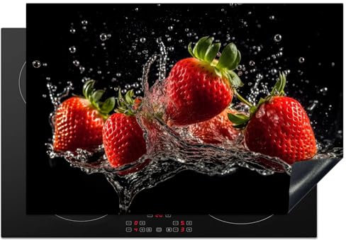 KitchenYeah© Herdabdeckplatte Einteilig Induktionsmatte Küche Abdeckung Induktionsschutzmatte Deko Vinyl Matte Aufrollbar Erdbeeren - Obst - Rot - Wasser - Schwarz - 78x52 cm