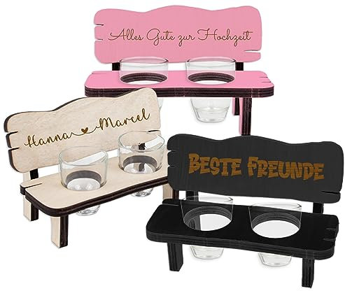 Alsino Schnapsbank aus Holz - feinste Gravur personalisiert mit Namen - inklusive 2 Pinnchen je 4 cl - 16 cm breit, 10,5 cm hoch 9 cm tief - Geschenkidee zur Hochzeit - Brautpaar Hochzeitstag