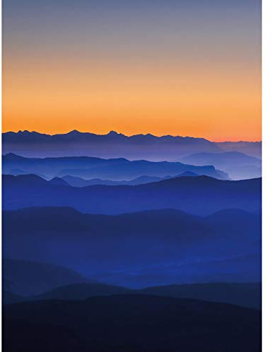 Vlies Fototapete im Hochformat | Berg Fototapete blau orange ideal für Wohnzimmer und Schlafzimmer | Romantische 3D Vliestapete mit Bergpanorama