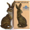 G&H Decor 24 cm große, braune sitzende Gartenfigur – Hasenfigur aus Kunstharz für den Außenbereich – wetterbeständiges, sehr detailliertes Rasenornament, geeignet für den Innen- und Außenbereich –