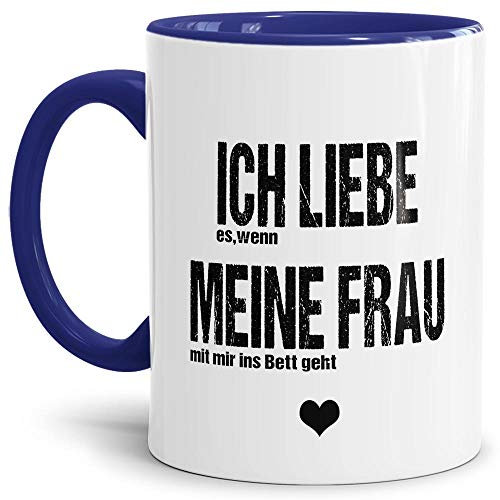 Tasse mit Männerspruch - Ich Liebe Meine Frau, wenn sie mit Mir ins Bett geht - Hochwertige Keramiktasse, Innen & Henkel Dunkelblau, 300 ml