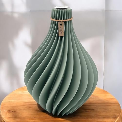 Filsi Home | 3D Druck Vase Nuvia | hergestellt aus PLA (Bio-Kunststoff) | umweltfreundlich | Tiefe Rillen | einzigartige Optik | Made in Germany (Soft Green, 25cm Höhe 17cm Durchmesser)