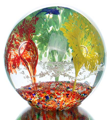 Xinkulas Art Glass Ocean Ball Figur Briefbeschwerer mundgeblasener Fisch und Koralle Bürotisch Fengshui Dekoration 8,9 cm (bunt)