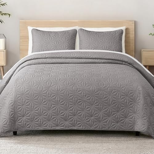 Whale Flotilla Tagesdecke mit 2 Kissenbezüge, Bettüberwurf 240x260 cm | Weiche und Leichte Steppdecke, Wohndecke mit Geometrischem Muster als Bedspread, für 4 Jahreszeiten, Hellgrau