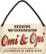 schilderkreis24 – Blechschild Lustiger Spruch “Hier wohnen Omi&Opi.“ Pension Geschenkidee Geschenk Großeltern Rentner Senioren Oma Opa Enkelkinder 18x12 cm