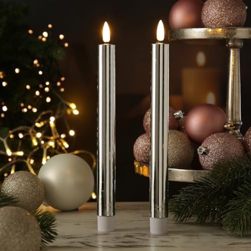 MARELIDA LED Stabkerzen silber glänzend festliche Kunststoff Dinnerkerzen Tafelkerzen Spitzkerzen mit Timer flackernd Batterieberieben für Innenbereich (2 Stabkerzen 25cm)