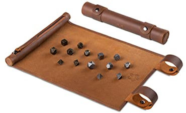Melia Games RPG Würfelmatte zum Rollen inklusive Würfel Set - handgefertigte Würfelunterlage aus Echt-Leder - Pen and Paper Matte mit Würfelfach - für Fantasy-Rollenspiele (Tobacco + Iron+Bronze Sets)