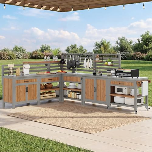 Merax Gartenschrank Holz, wetterfest BBQ Beistelltisch, Beweglicher Terrassenschrank, Outdoor Schrank mit großer Edelstahl-Arbeitsfläche, Viel Stauraum, Wasserbecken, Wasserhahn, Flaschenöffner, Natur