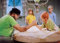 Postkarte LUSTIG - Motiv: PL PIPPI UND PAPA ARMDRÜCKEN, Anlass: Kindermotive Film, Künstler/Verlag: KARTENKOMBINAT ©AB Svensk Filmindustrie/I.Nilsson, Größe: A6