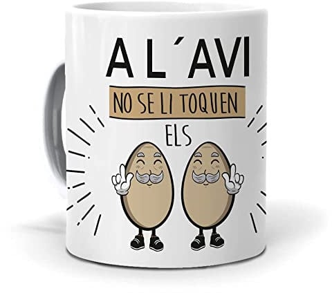 mundohuevo Taza Personalizada Regalo Abuelo (en catalán) A l´AVI no se li toquen ELS Ous. Cerámica AAA - 350 ml.