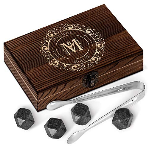 Maverton Whisky Steine Set in Holzbox mit Gravur, 6 Granit Eiswürfel | 6 Eiswürfel + Zange + Velourbeutel, wiederverwendbar, aus Granit, Geschenk für Männer, Buchstabe