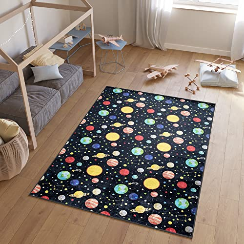 TAPISO Emma Kinderteppich Schwarz Bunt Planeten Antirutsch 80 x 150 cm | Waschbar bei 30 Grad bedruckter Kinderteppich Kinderzimmer Jugendzimmer Modern OEKO-TEX