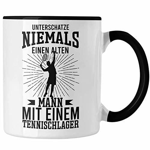 Trendation - Tennis Tasse Geschenk für Tennisspieler mit Spruch Unterschätze Niemals EInen Alten Mann für Männer Frauen Tennis-Trainer Coach (Schwarz)
