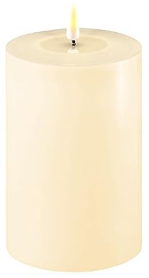 LED Kerze Deluxe Homeart, Indoor LED-Kerze mit realistischer Flamme auf einem Echtwachsspiegel, warmweißes Licht - Creme 10 x 15 cm