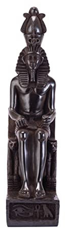 Alte ägyptische Statue des Pharao-Königs Ramses II. Großer schwerer schwarzer massiver Stein, hergestellt in Ägypten.