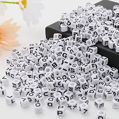 HERZWILD buchstabenperlen zum auffädeln ca.700pcs 7x7mm buchstaben perlen viereckig bastelnperlen Buchstaben A-Z perlen für Schmuck Basteln(black-white 7x7mm)