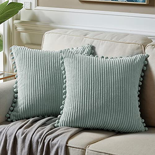 Fancy Homi 2 Stück Farmhouse Dekorative Wurfkissenbezüge mit Pom-Poms, Weiche Cord, Solide Quadratische Kissenbezüge Set für Couch Sofa Schlafzimmer Auto Wohnzimmer (40x40 cm, Grau Blau)