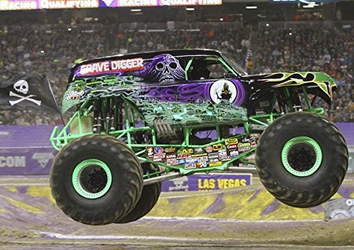 Hochwertiges Poster, auf dem der Monstertruck mit „Grave Digger“-Aufschrift abgebildet ist Echtes Foto. Fantastische Dekoration für die Wand. In A4-Format.