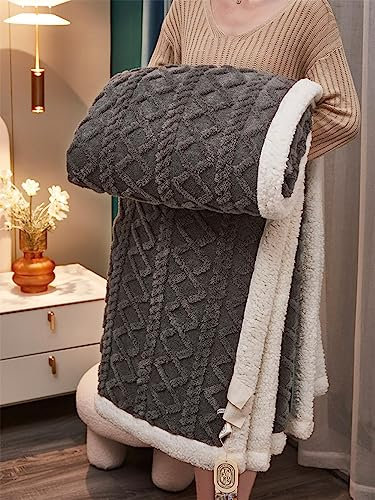 Freyamy Plüsch Kuscheldecke 100x150cm Grau Korallenfleece Sherpa Wohndecke Winter Warme Fleecedecke Tragbare Überwurfdecke Wohnzimmerdecke Sofadecke TV-Decke Flauschige Tagesdecke Bettdecke