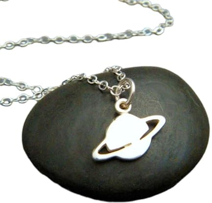 Saturn-Halskette aus 925er Sterlingsilber. Kleiner Planet mit Ringanhänger. Zierlicher Weltraum-Wissenschafts-Astronomie-Geek-Schmuck, ausgefallener Anhänger | mit 18-Zoll-Kette | versilbert | 0200