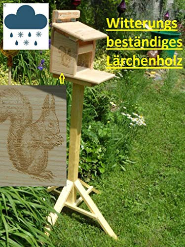Eichhörnchenfutterhaus Eichhörnchen Haus Kobel mit Ständer. Von Hand gefertigt im Bayerischen Wald