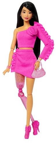 Barbie Poupée Barbie Deluxe Style 2 en tenue Barbiecore, cheveux noirs et jambe prothétique pailletée, jupe et haut rose avec rose en boutonnière et accessoires, HYV26