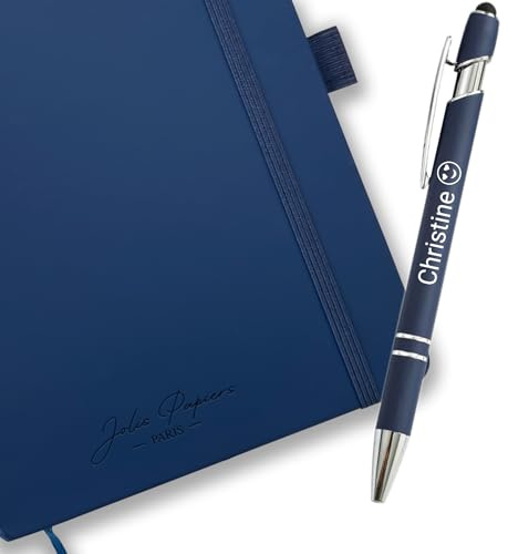 Jolis Papiers . Notizbuch A5 mit personalisiertem Stift - Notizbuch A5 Liniert, 160 Seiten - Elfenbeinpapier 90 g/m - Lesezeichen, elastischer Verschluss - Soft Touch Cover