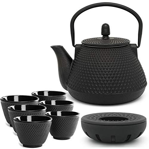 Teekanne asiatisch Gusseisen Set 0.8 Liter - schwarze Gusskanne mit Henkel & Edelstahl Tee-Filter Sieb-Einsatz für losen Tee & 6 Teebecher (Tassen) & Teewärmer