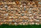 wandmotiv24 Fototapete Steinmauer mit Gras, XS 150 x 105cm - 3 Teile, Wanddeko, Wandbild, Wandtapete, Braun, Stein-Optik,Wand M0015