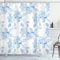 ABAKUHAUS Frühling Duschvorhang, Floral Dreamy AST, Stoffliches Gewebe Badezimmerdekorationsset mit Haken, 175 x 200 cm, Weich Blau Weiß