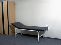 Untersuchungs- und Massageliege Wandklappmodell 190 x 70 cm