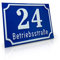 Betriebsausstattung24 Nostalgisches Straßenschild mit Wunschtext - Wegschild, Hausnummer - geprägtes Aluminiumschild mit Antiqua-Rand 20,0 x 15,0 cm, Blau mit weißer Schrift