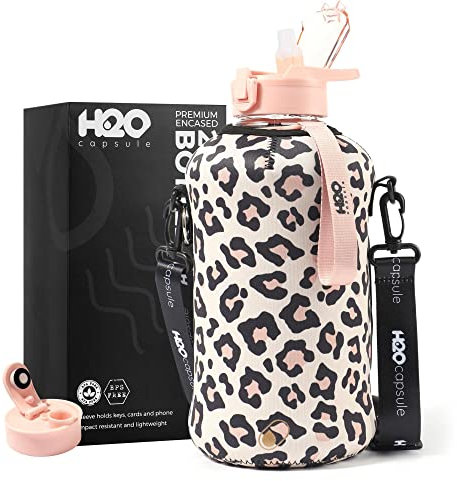 H2O Capsule 2,2 l Wasserflasche mit Aufbewahrungstasche und abgedecktem Strohhalm-Deckel – BPA-frei, großer wiederverwendbarer Getränkebehälter mit Griff – großer Sportkrug, 2,2 Liter, Leopardenmuster