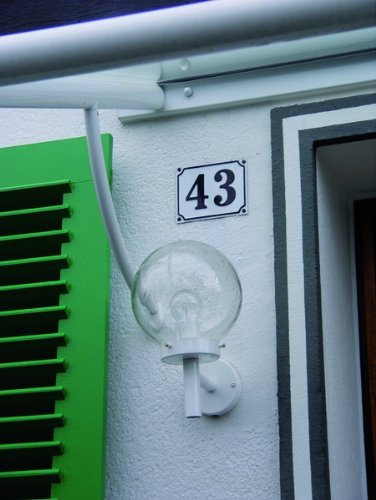 Hausnummernschild Hausnummer 61, Grund: blau, Schrift: weiß, 120x160mm