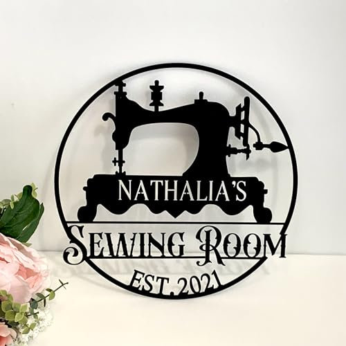 Personalisierte Nähzimmerschild, Retro Blechschild, Nähen Deko, Nähmaschine Schild mit Name, Jahr, Nähraum, Geschenk für Nähbegeisterte, Nähstube, Metall Nähschild, Geschenk für Mama, Oma (Design 2)