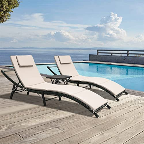 GUNJI Loungesessel für den Außenbereich, 3 Stück, Terrasse, verstellbare Chaiselonge, Outdoor, Korb-Lounge-Stühle, 2er-Set, mit Tisch, zusammenklappbarer Chaiseliege für Pool, Deck, Rasen (Beige)