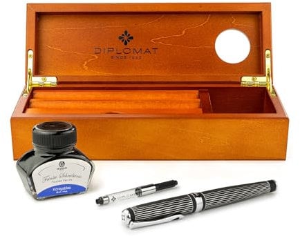 Diplomat Excellence A+ Wave guillochiert lapis schwarz, Edelstahlfeder M, Füllhalter-Set mit Füllhaltertinte im Tintenglas, Tintenkonverter und Stifteablage aus Holz, Schreibset